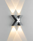 X-Lume Pro – Lampada da parete a LED a forma di X impermeabile per illuminazione esterna migliorata