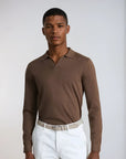 https://cdn.shopify.com/s/files/1/0903/2731/8834/files/Donkerbruine_polo_met_lange_mouwen_GA.png?v=1743193707