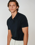 https://cdn.shopify.com/s/files/1/0903/2731/8834/files/Zwarte_polo_korte_mouwen_GA.png?v=1747479282
