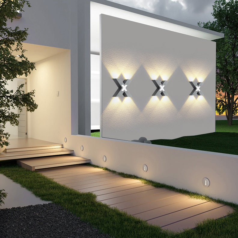 X-Lume Pro – Wetterfeste X-förmige LED-Wandlampe für verbesserte Außenbeleuchtung