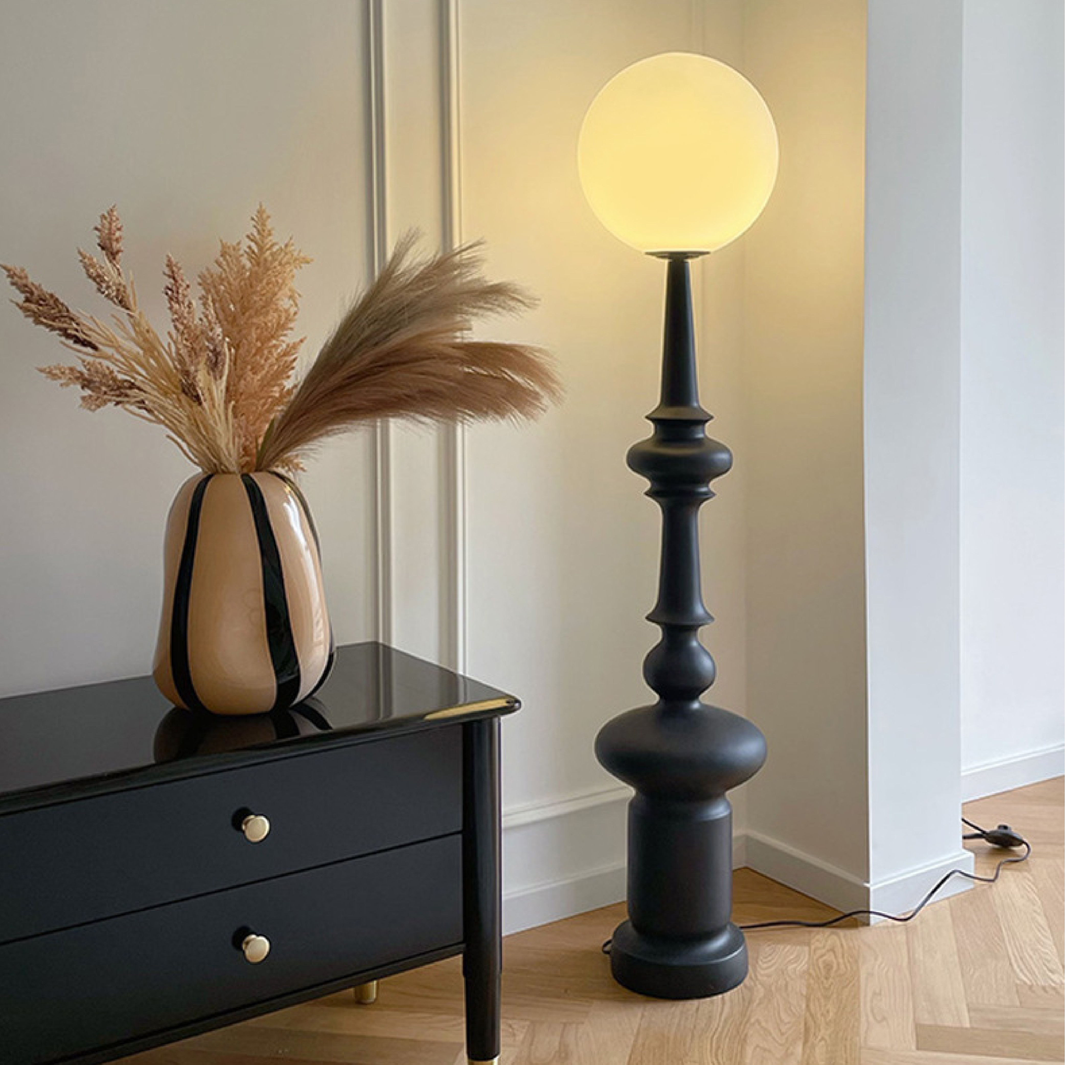 Aestheticor | Modern Bauhaus Black Floor Lamp 1