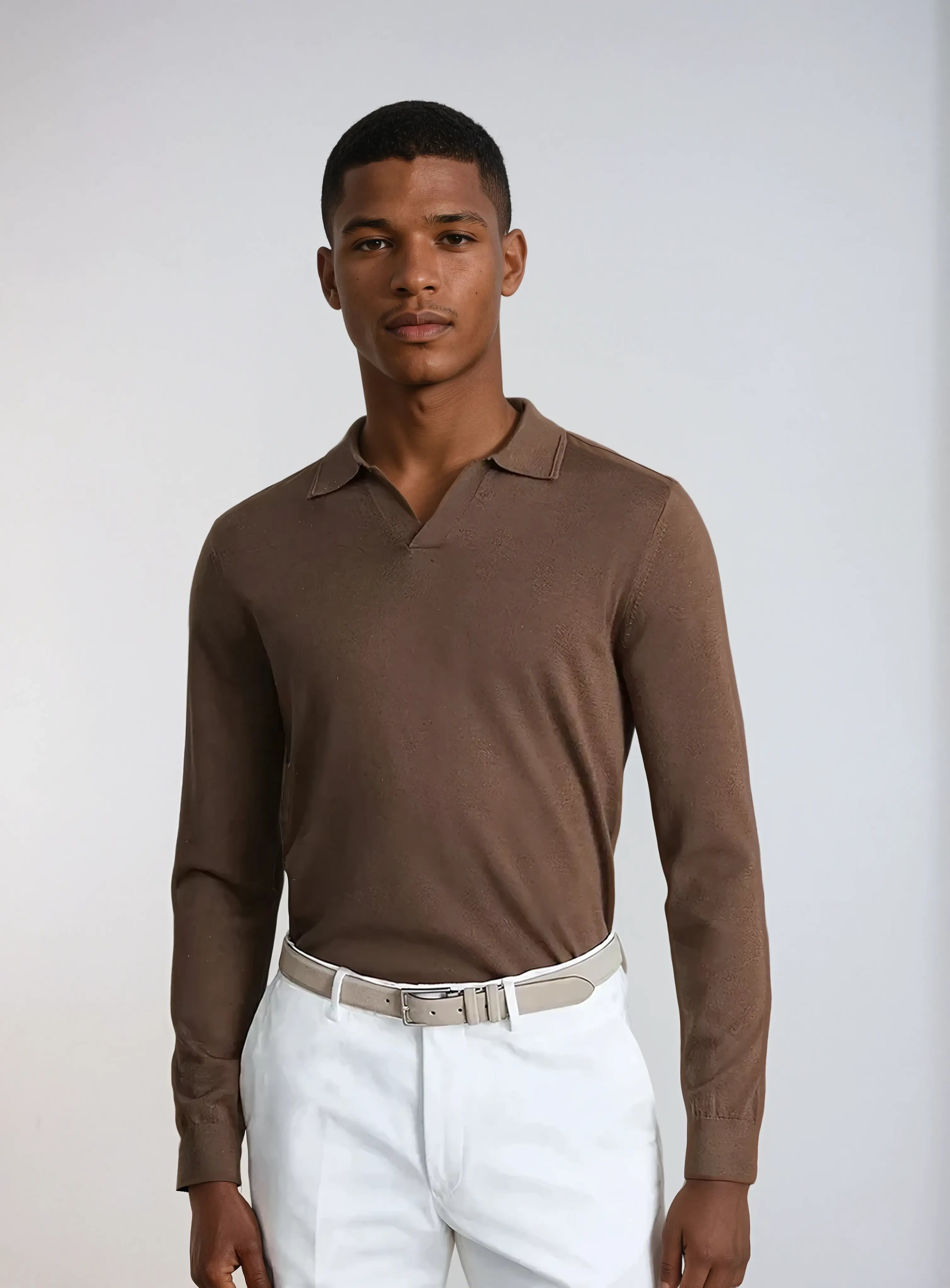 https://cdn.shopify.com/s/files/1/0903/2731/8834/files/Donkerbruine_polo_met_lange_mouwen_GA.png?v=1743193707
