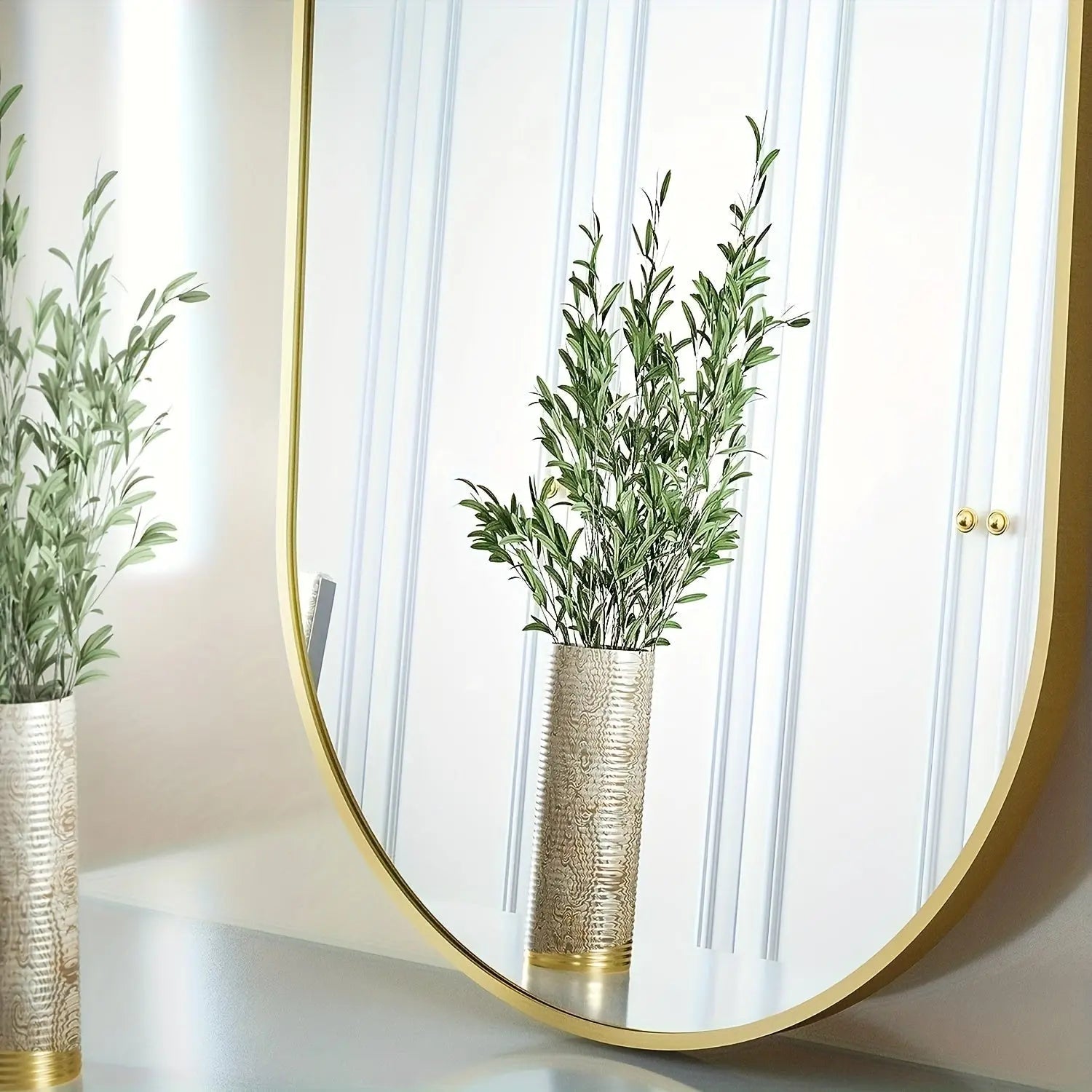 MirrorLuxe - Elegant Oval Reflection 5