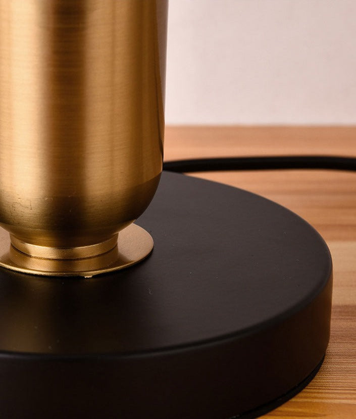 NoirBeam – Sleek Table Lamp in Gold and Black for Subtle Lighting 7