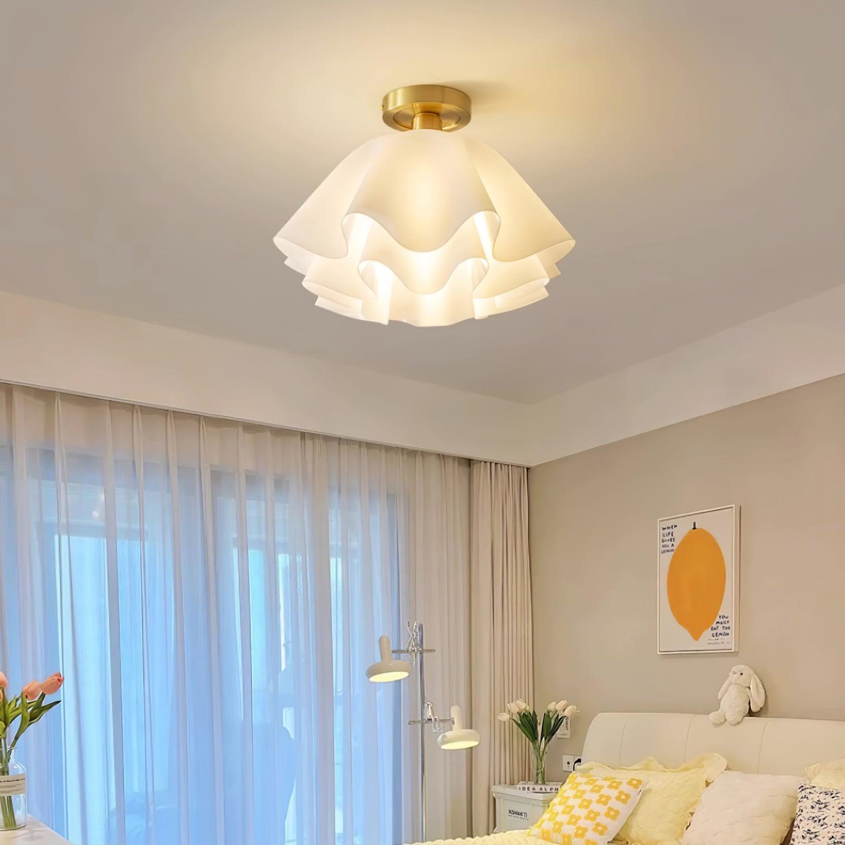 Solith | Gailon-style Ceiling Lamp with Sleek Details 3