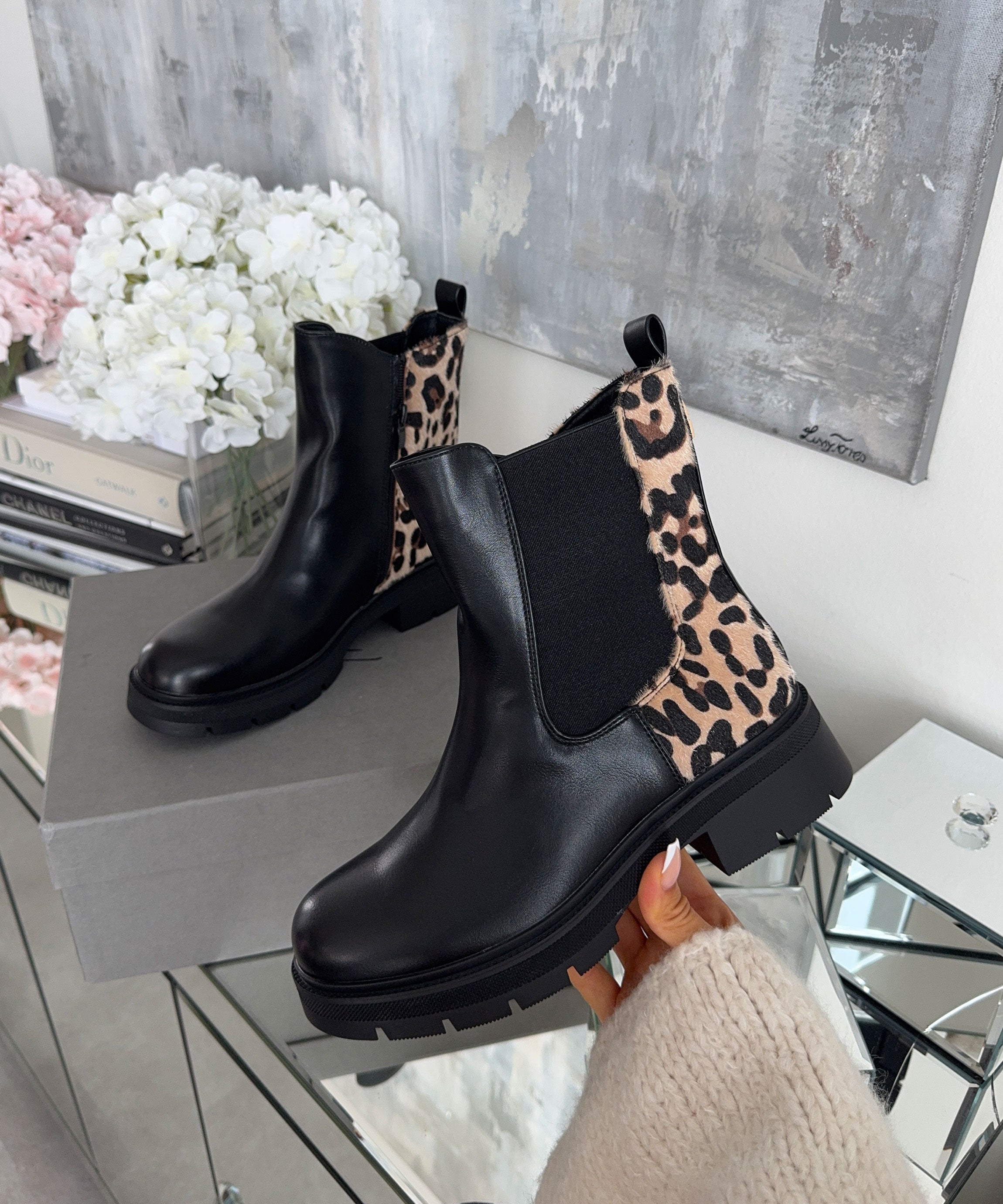 Stylish Knee High Boots in Black with Comfortable Inner Lining for Everyday Wear 1