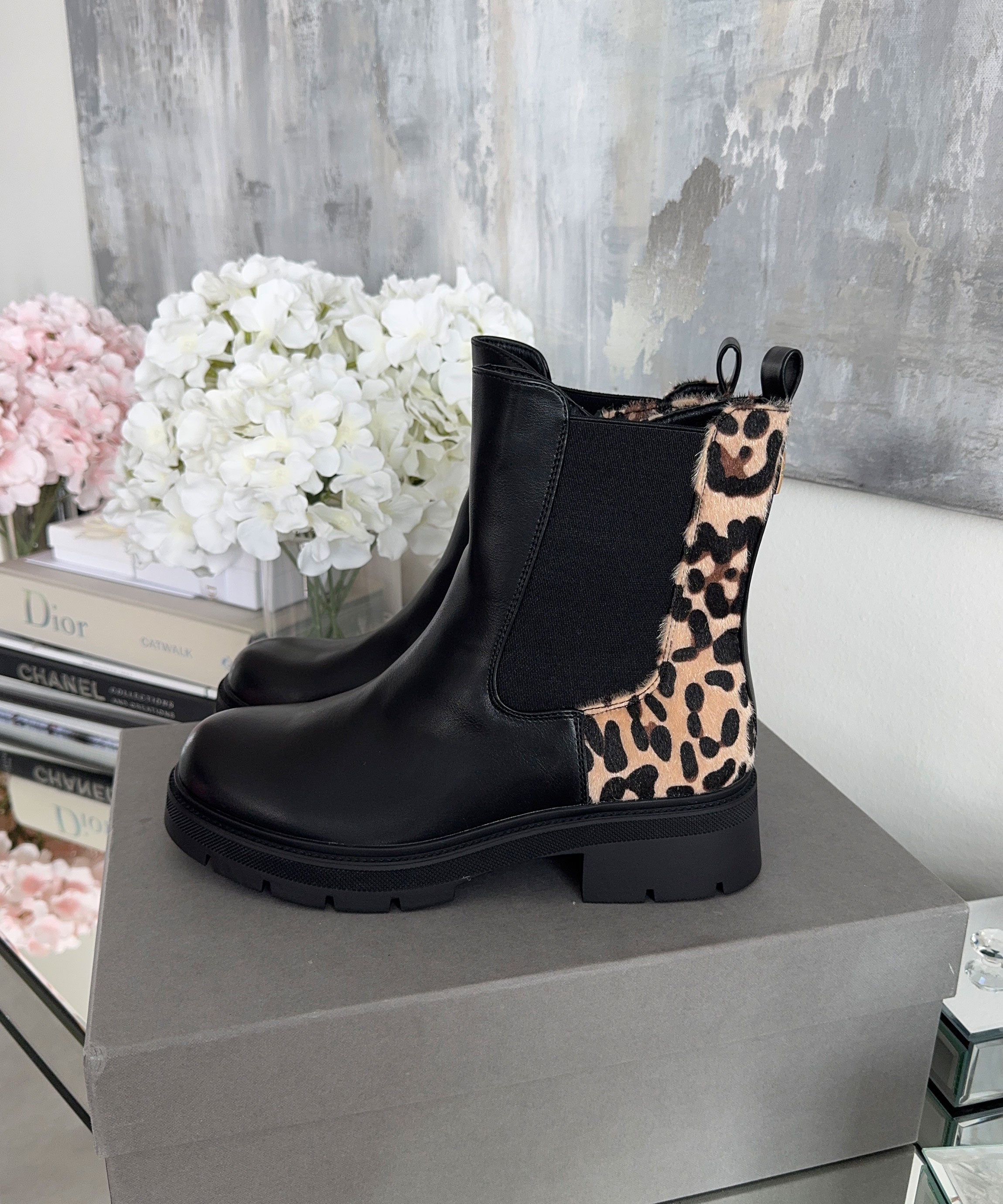 Stylish Knee High Boots in Black with Comfortable Inner Lining for Everyday Wear 3