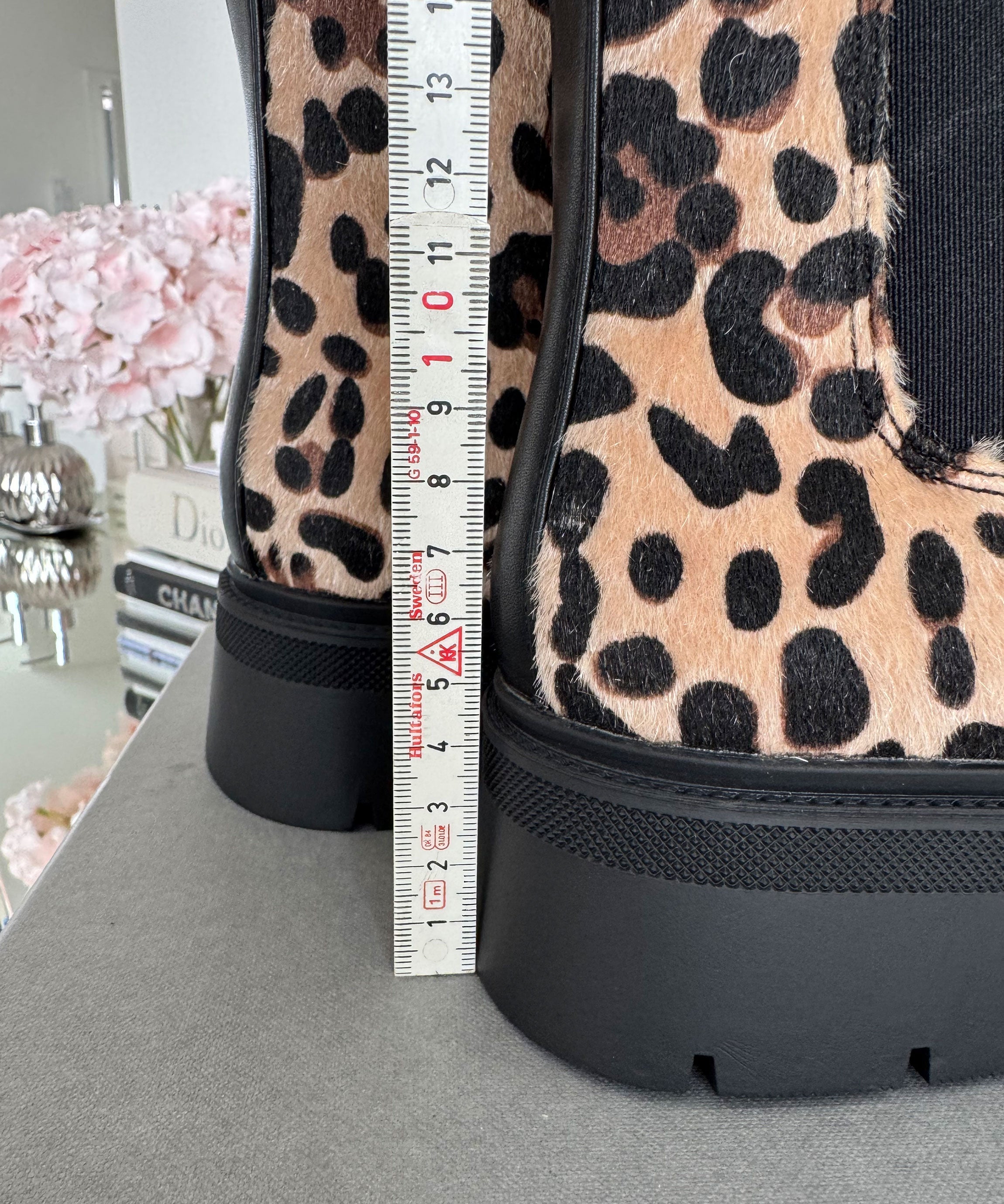 Stylish Knee High Boots in Black with Comfortable Inner Lining for Everyday Wear 4