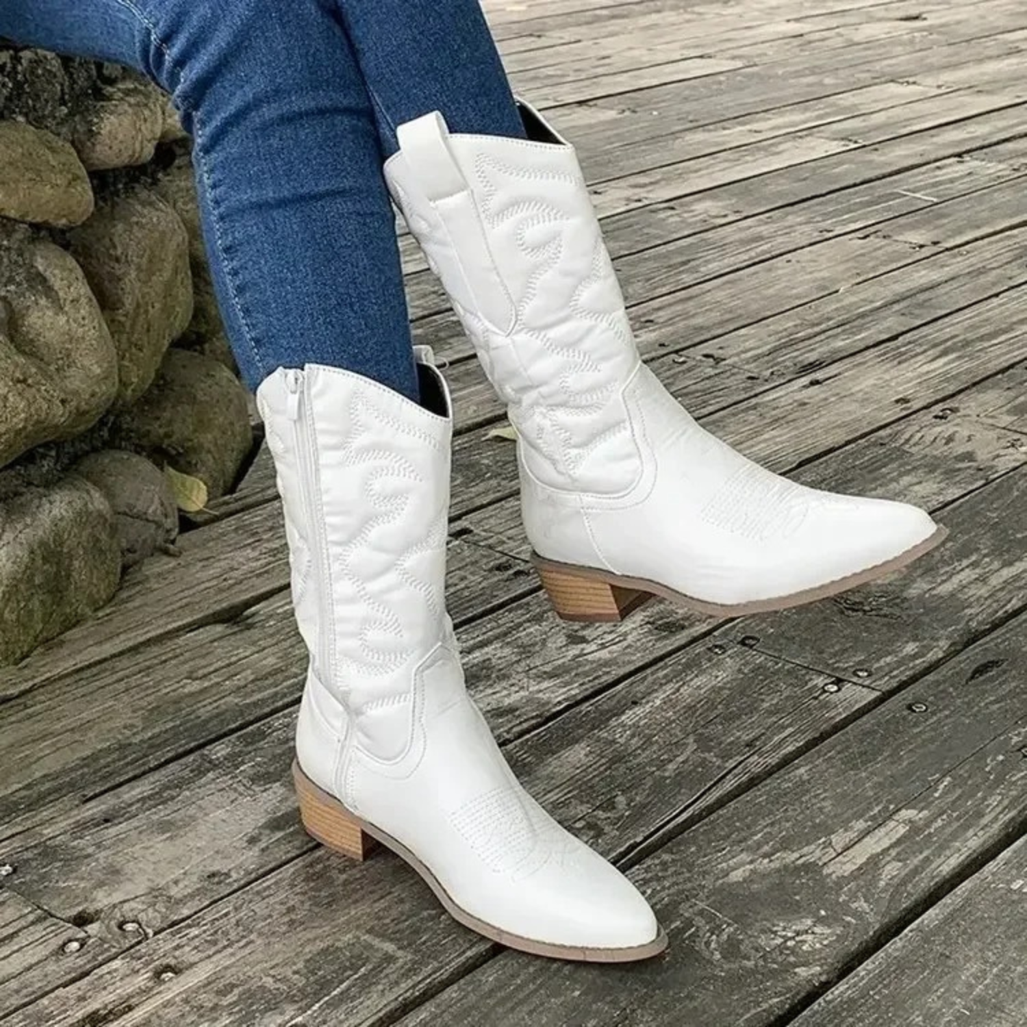 Stylish White Leather Pointed Cowboy Boots for Women – Elegant Design for Any Occasion 2