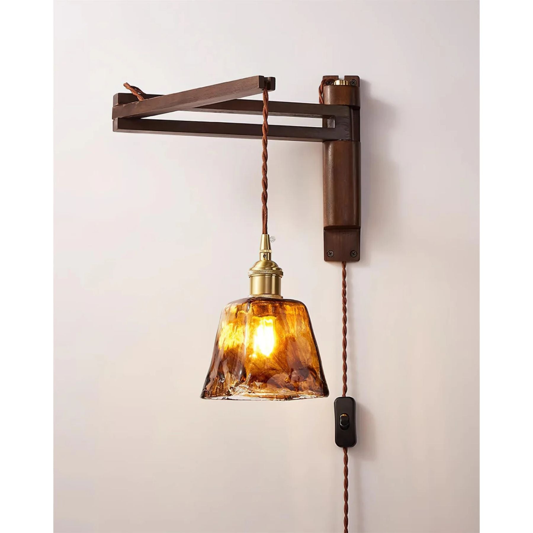 Varonne | Vintage-Inspired Wall Lamp with Classic Silhouette 4