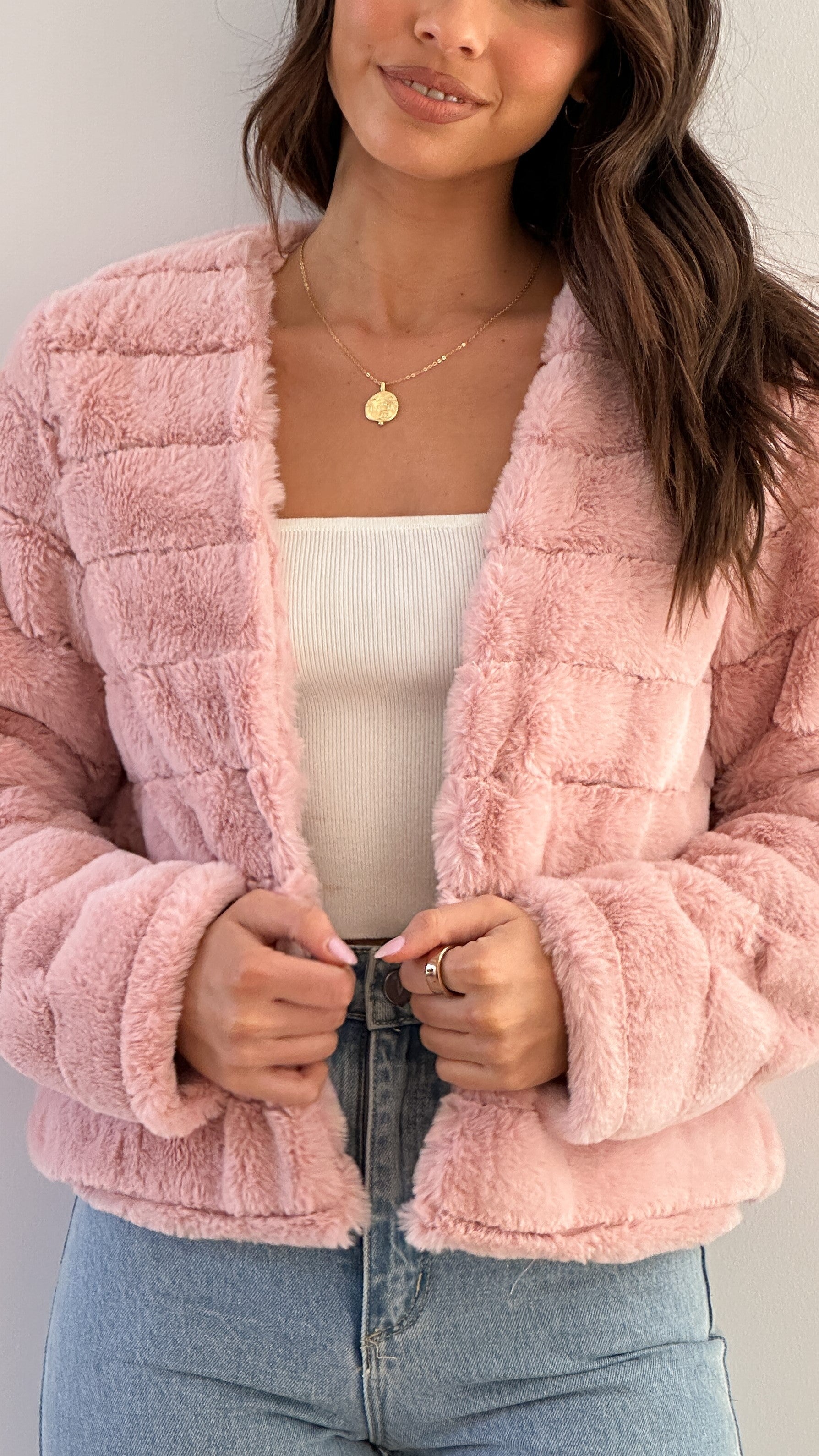 Women&#39;s Quilted Faux Fur Crop Jacket with Open Front – Structured Fit for Stylish Comfort 10