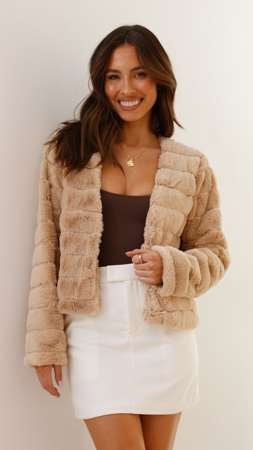 Women&#39;s Quilted Faux Fur Crop Jacket with Open Front – Structured Fit for Stylish Comfort 9