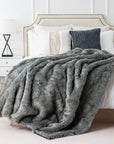 VelvetGlo – Chic Faux Fur Blanket with a Sumptuous Feel